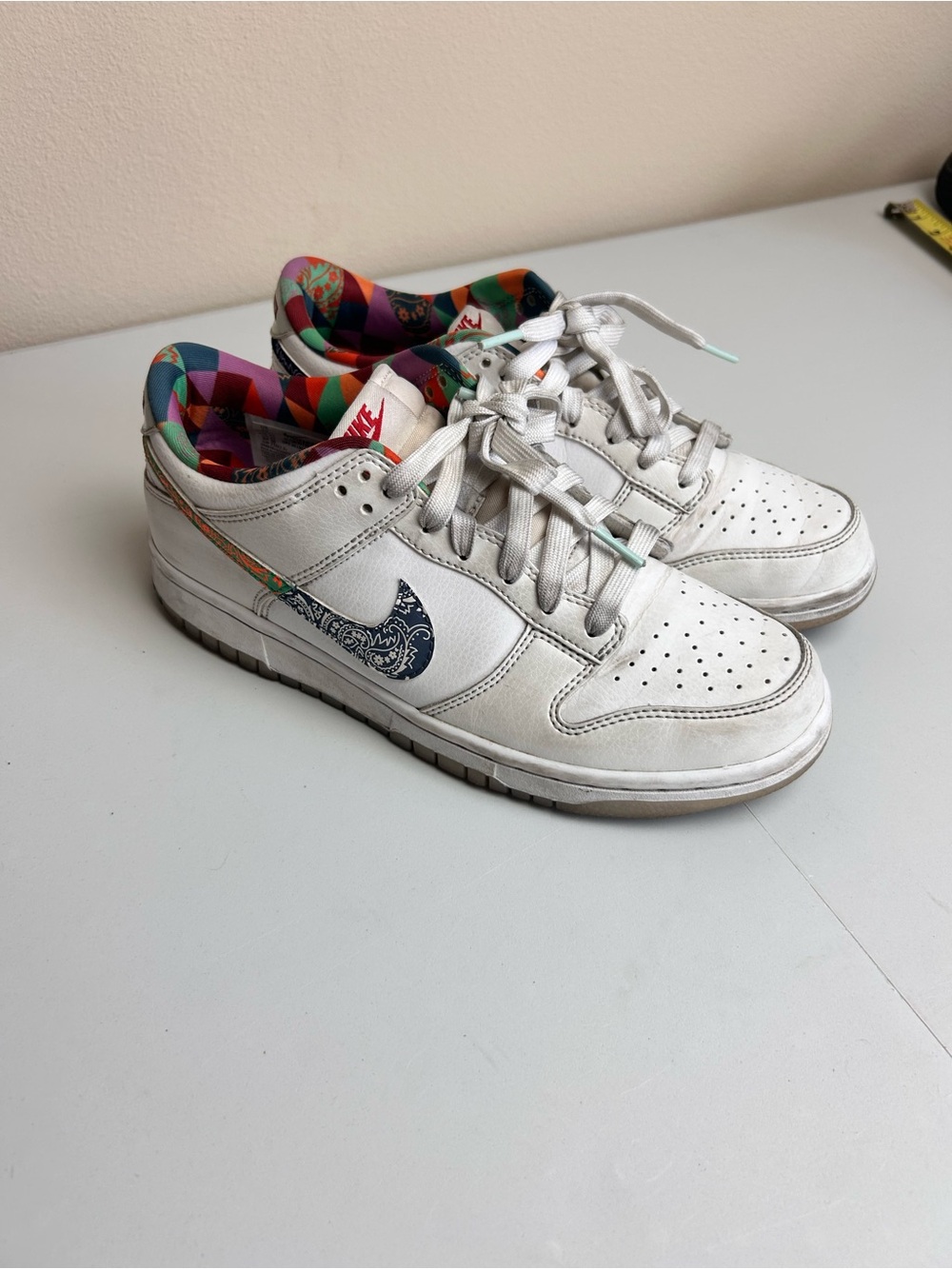Nike White Low-Top Kids Sneakers with Multicolor Patterned Liner 7Y